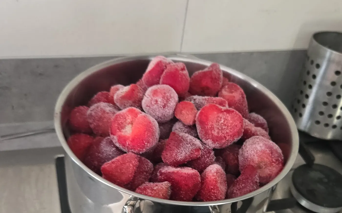 Jouw nieuwe logeerplek. | Fay zorglogeerhuis | Bevroren aardbeien in een metalen pot voor een maaltijd in het Fay zorglogeerhuis.