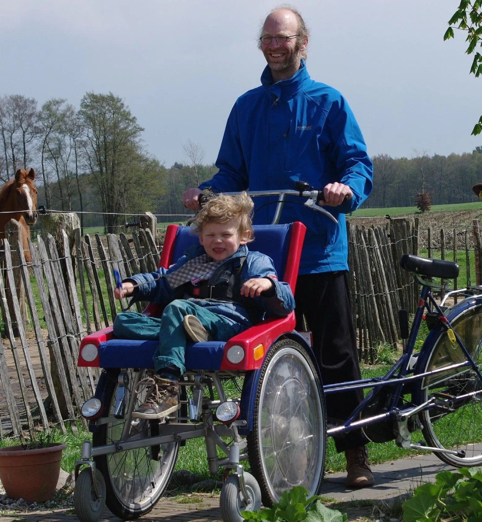 Jouw nieuwe logeerplek. | De Junahoeve | Samen buiten genieten bij een overnachtingsplek, zoals deze man met zijn kind in een rolstoelfiets.